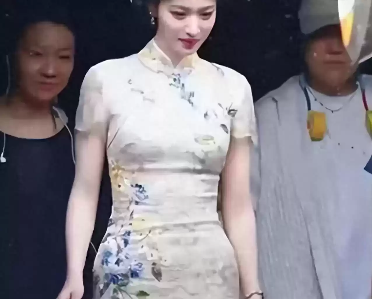 胯宽穿搭全攻略：王楚然身材热议揭示高个子女生穿搭秘诀