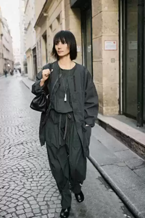 臀部大如何搭配服饰？48岁袁泉掀起新潮流： oversized外套与阔腿裤组合，时尚减龄