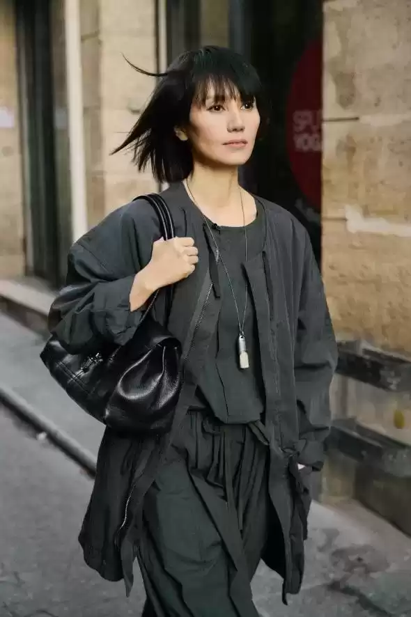 臀部大如何搭配服饰？48岁袁泉掀起新潮流： oversized外套与阔腿裤组合，时尚减龄