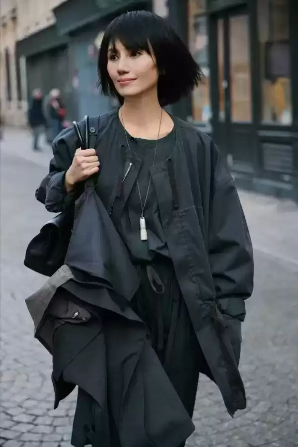 臀部大如何搭配服饰？48岁袁泉掀起新潮流： oversized外套与阔腿裤组合，时尚减龄