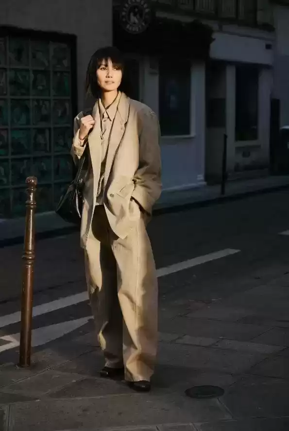 臀部大如何搭配服饰？48岁袁泉掀起新潮流： oversized外套与阔腿裤组合，时尚减龄