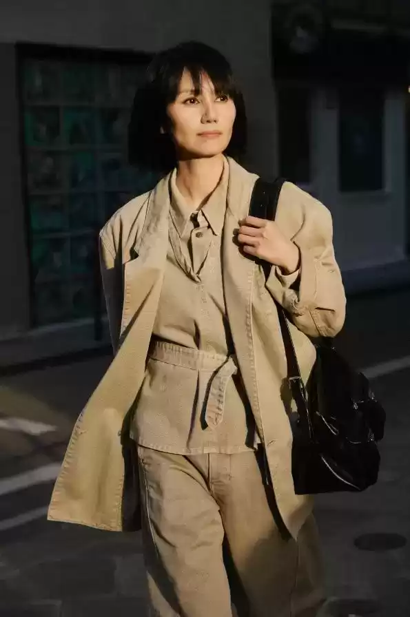 臀部大如何搭配服饰？48岁袁泉掀起新潮流： oversized外套与阔腿裤组合，时尚减龄