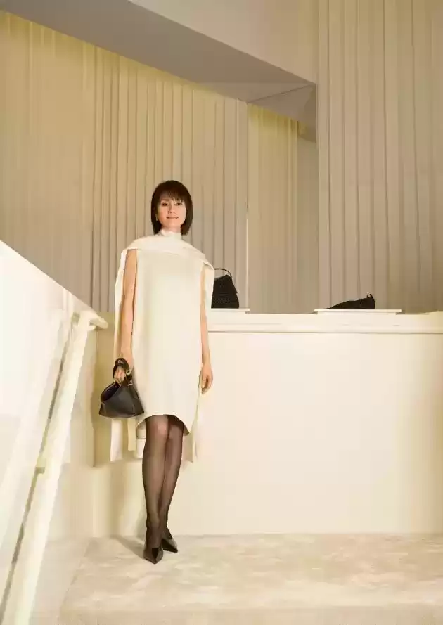 臀部大如何搭配服饰？48岁袁泉掀起新潮流： oversized外套与阔腿裤组合，时尚减龄