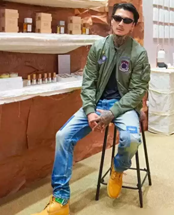 男生穿衣搭配图 今年男人“最圈粉”的打扮：上半身穿夹克，下半身配牛仔裤，真酷