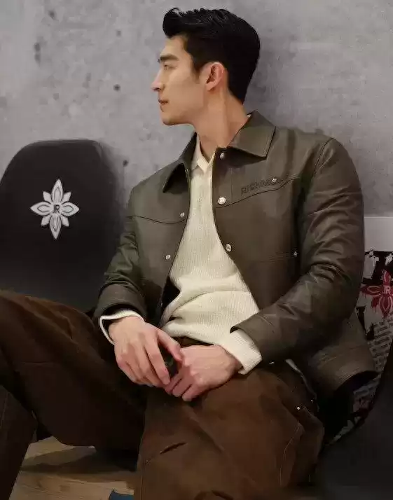 男生穿衣搭配图 今年男人“最圈粉”的打扮：上半身穿夹克，下半身配牛仔裤，真酷