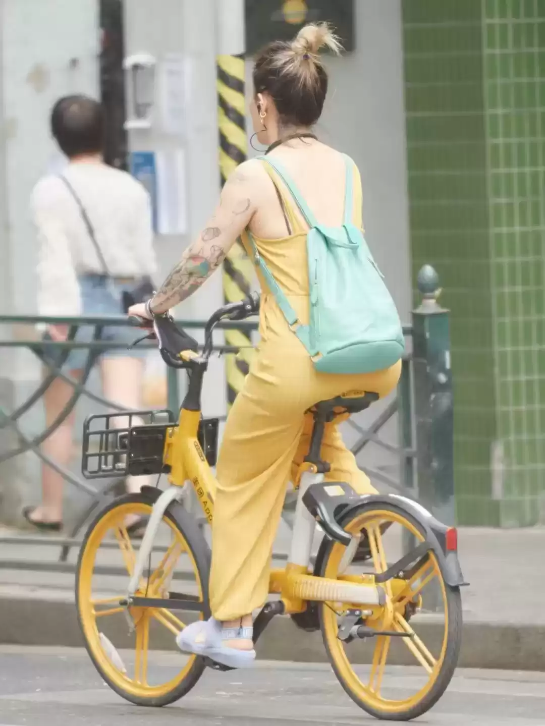 胖女孩穿搭艺术：身材无关，自信绽放美丽！