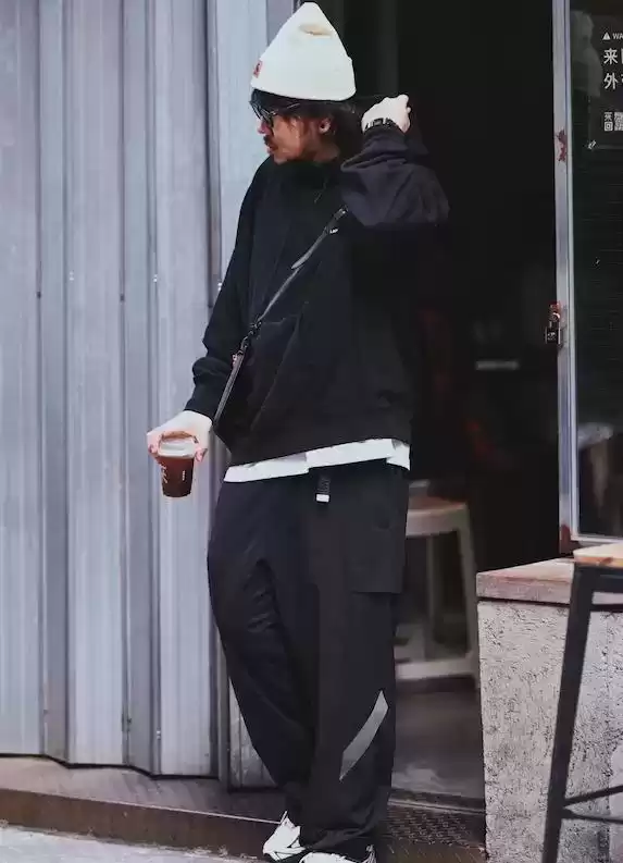 胖学生穿衣搭配 穿搭和身材无关!看这些街拍胖男人的打扮,又胖又矮,照样很有型 胖学生穿衣搭配 穿搭和身材无关!看这些街拍胖男人的打扮,又胖又矮,照样很有型