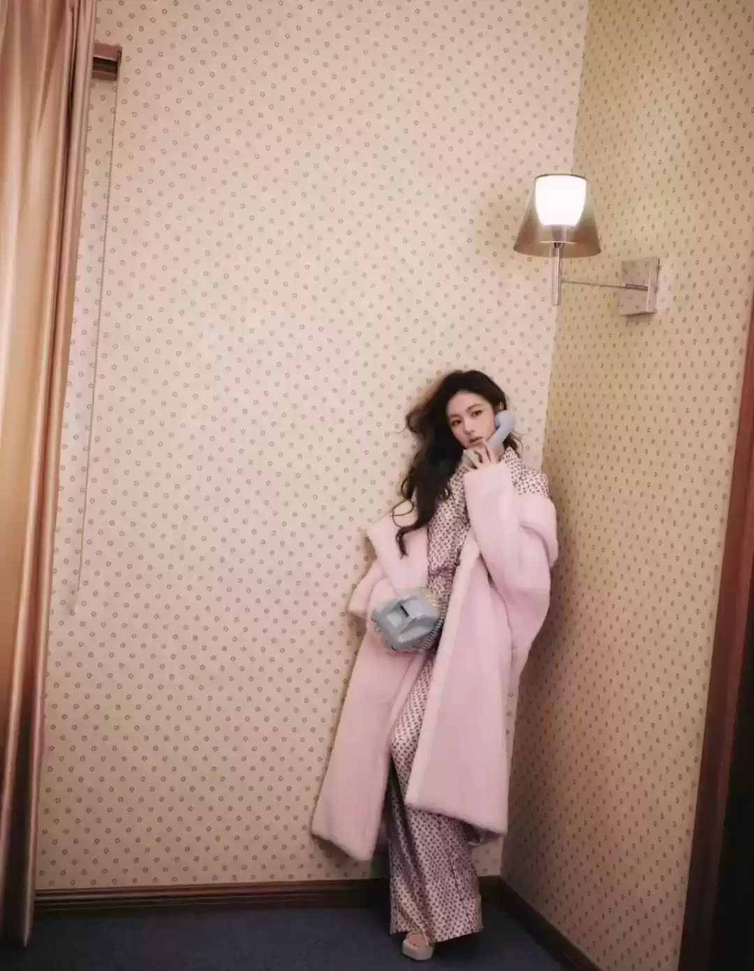 女明星冬日穿搭秘籍：时髦与保暖的完美平衡