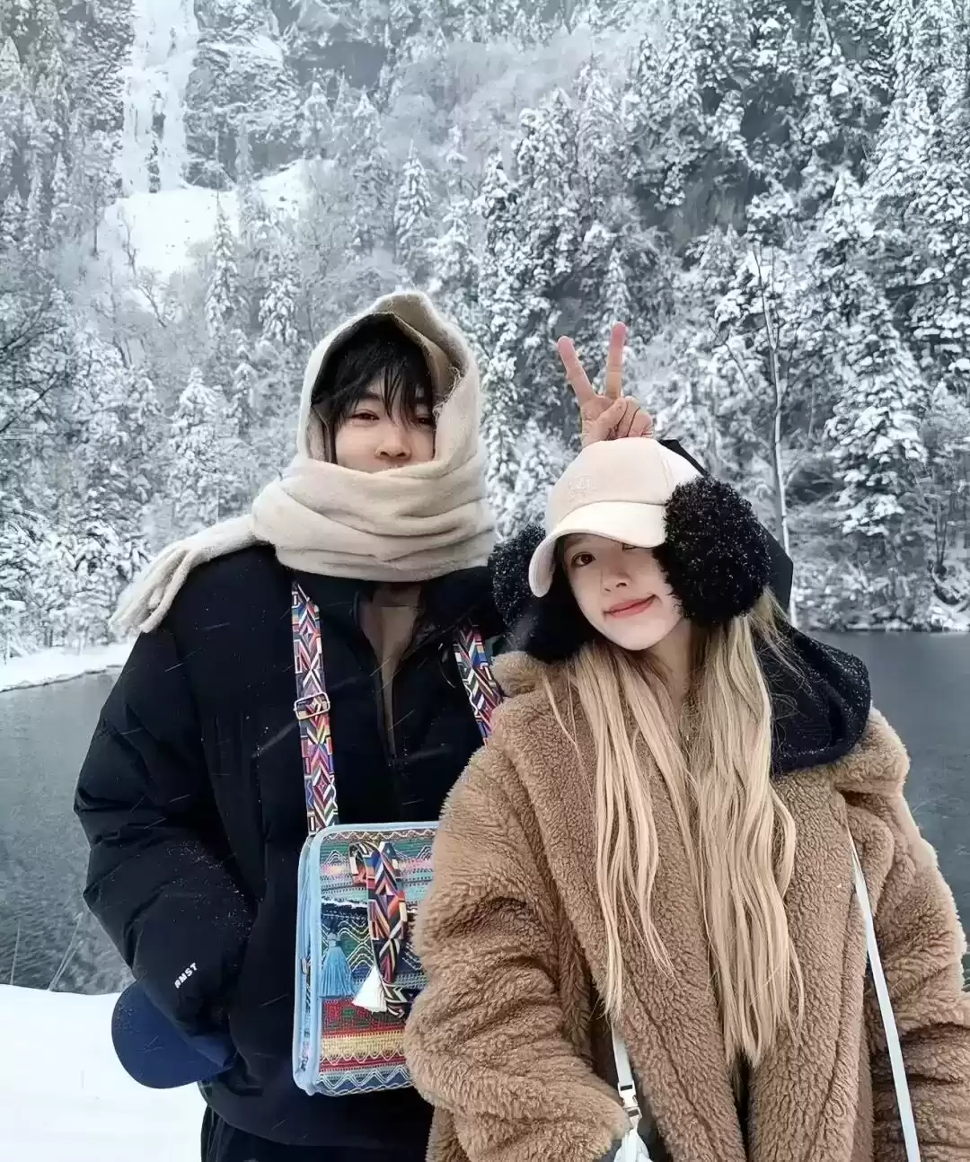 女明星冬日穿搭秘籍:时髦与保暖的完美平衡 女明星冬日穿搭秘籍:时髦与保暖的完美平衡