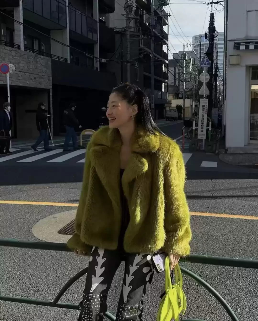 女明星冬日穿搭秘籍:时髦与保暖的完美平衡 女明星冬日穿搭秘籍:时髦与保暖的完美平衡