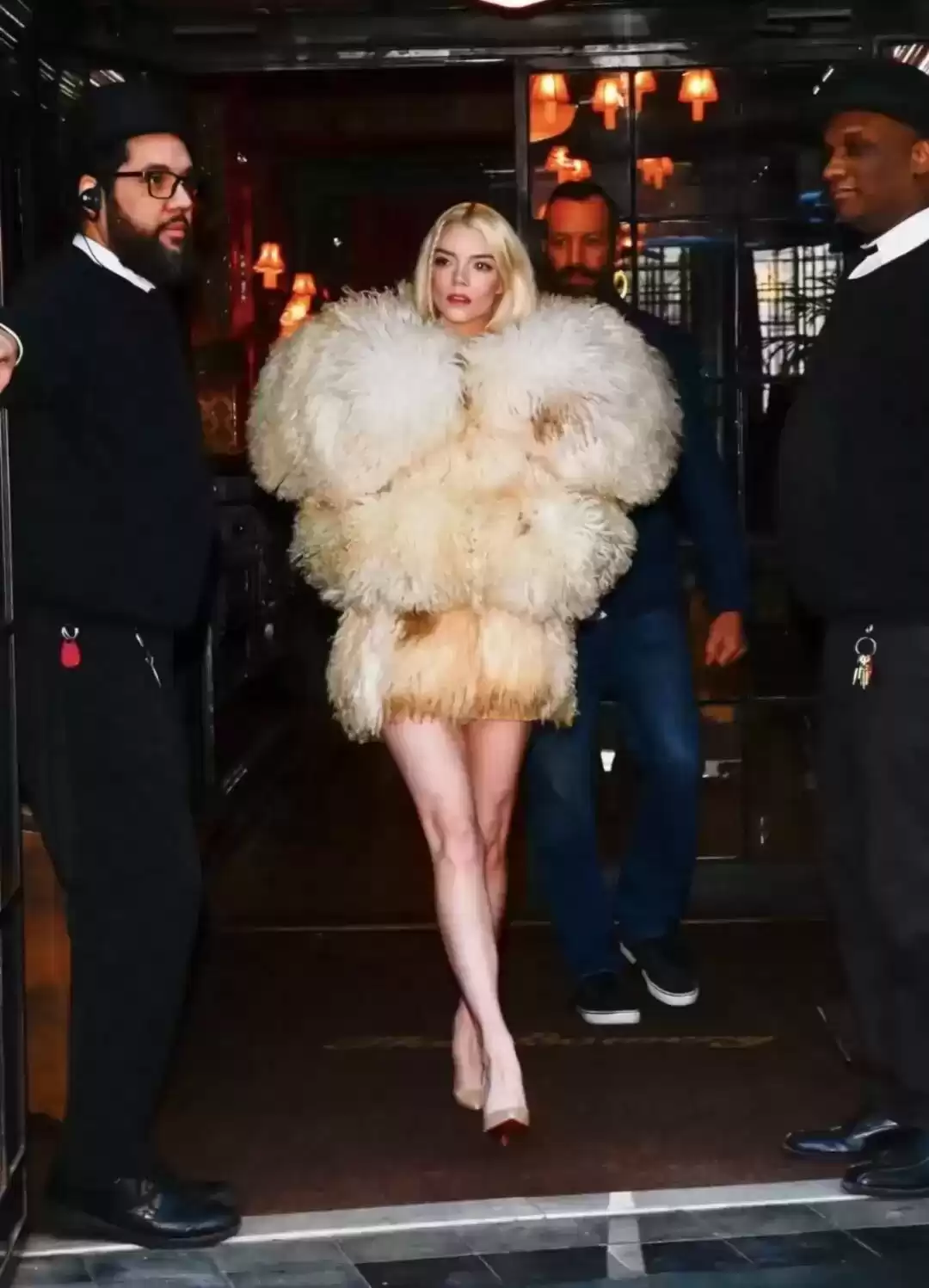 女明星冬日穿搭秘籍:时髦与保暖的完美平衡 女明星冬日穿搭秘籍:时髦与保暖的完美平衡