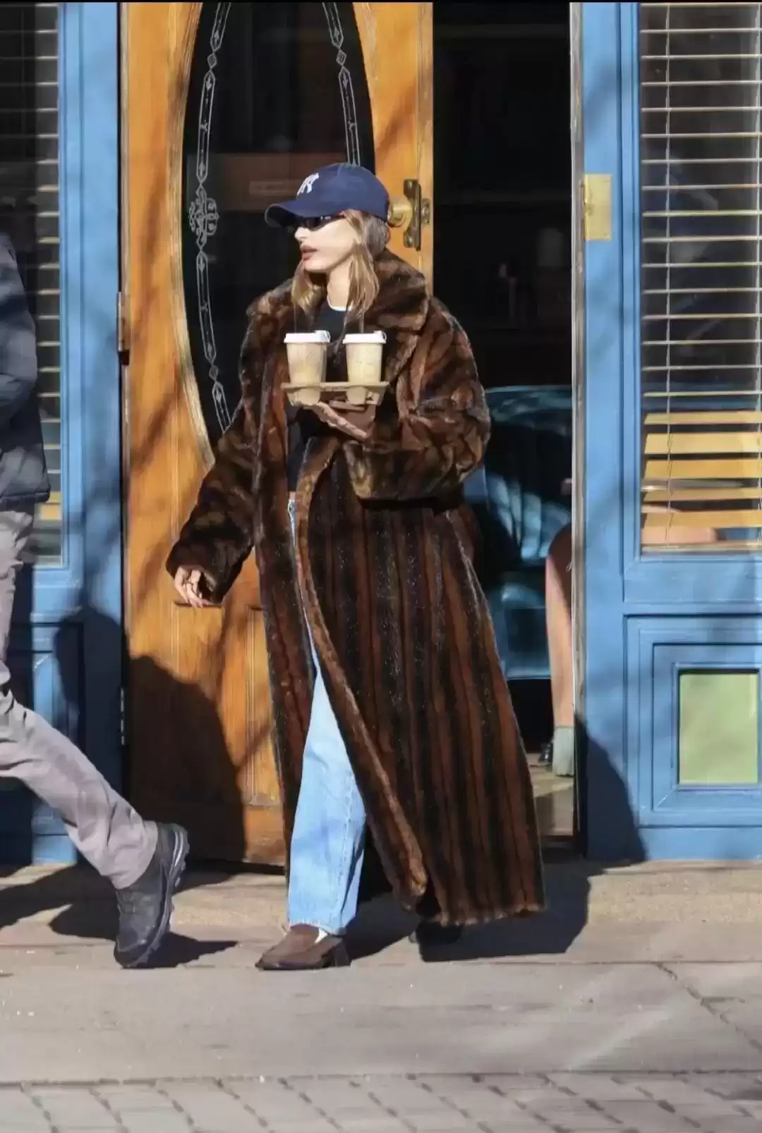 女明星冬日穿搭秘籍:时髦与保暖的完美平衡 女明星冬日穿搭秘籍:时髦与保暖的完美平衡