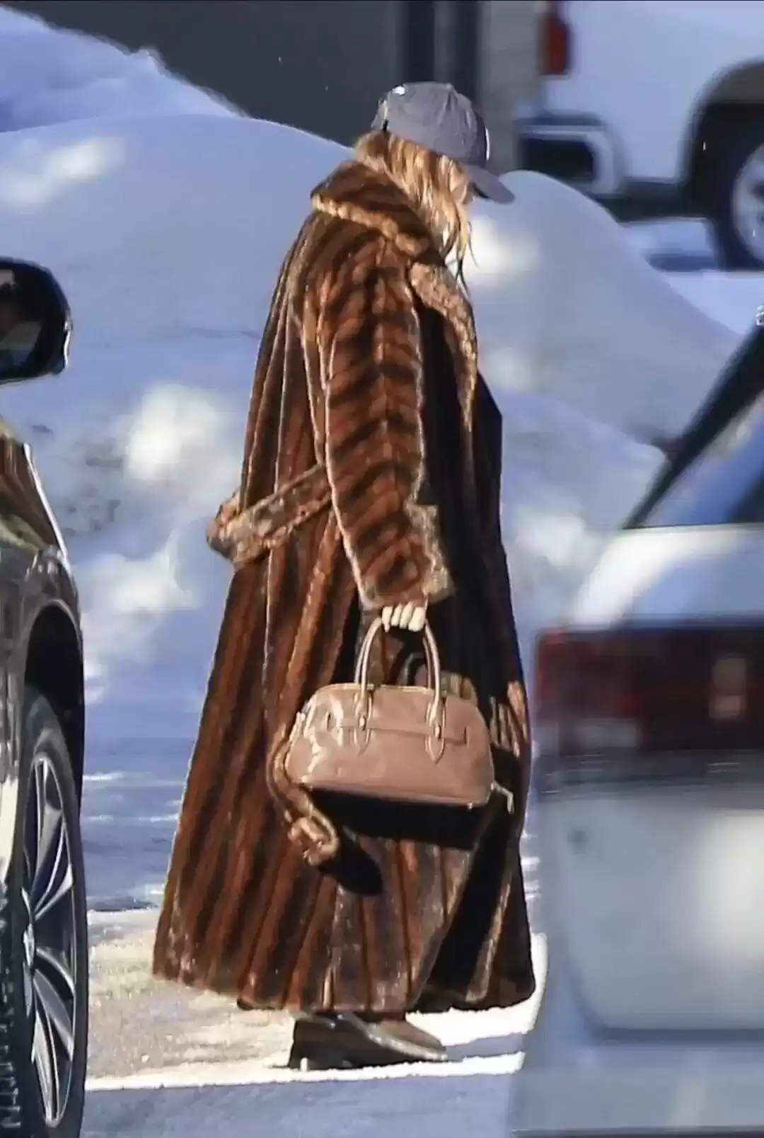 女明星冬日穿搭秘籍:时髦与保暖的完美平衡 女明星冬日穿搭秘籍:时髦与保暖的完美平衡