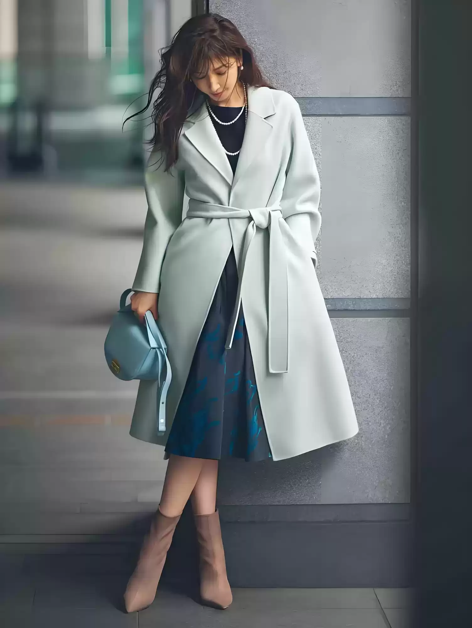 冬季女性穿搭指南：大衣与短靴的绝妙搭配，尽显高级时髦感