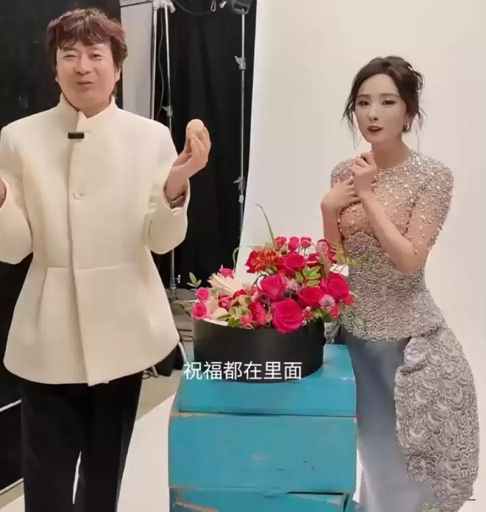 杨幂时尚风暴：透视礼服配裸色内衬，丰满曲线优雅绽放，完胜T台模特