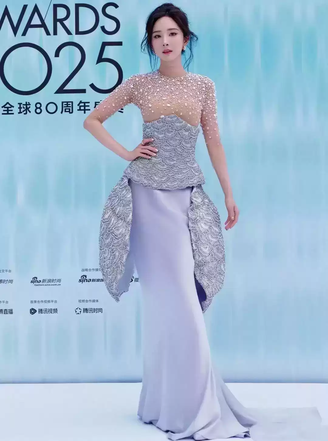 杨幂时尚风暴：透视礼服配裸色内衬，丰满曲线优雅绽放，完胜T台模特