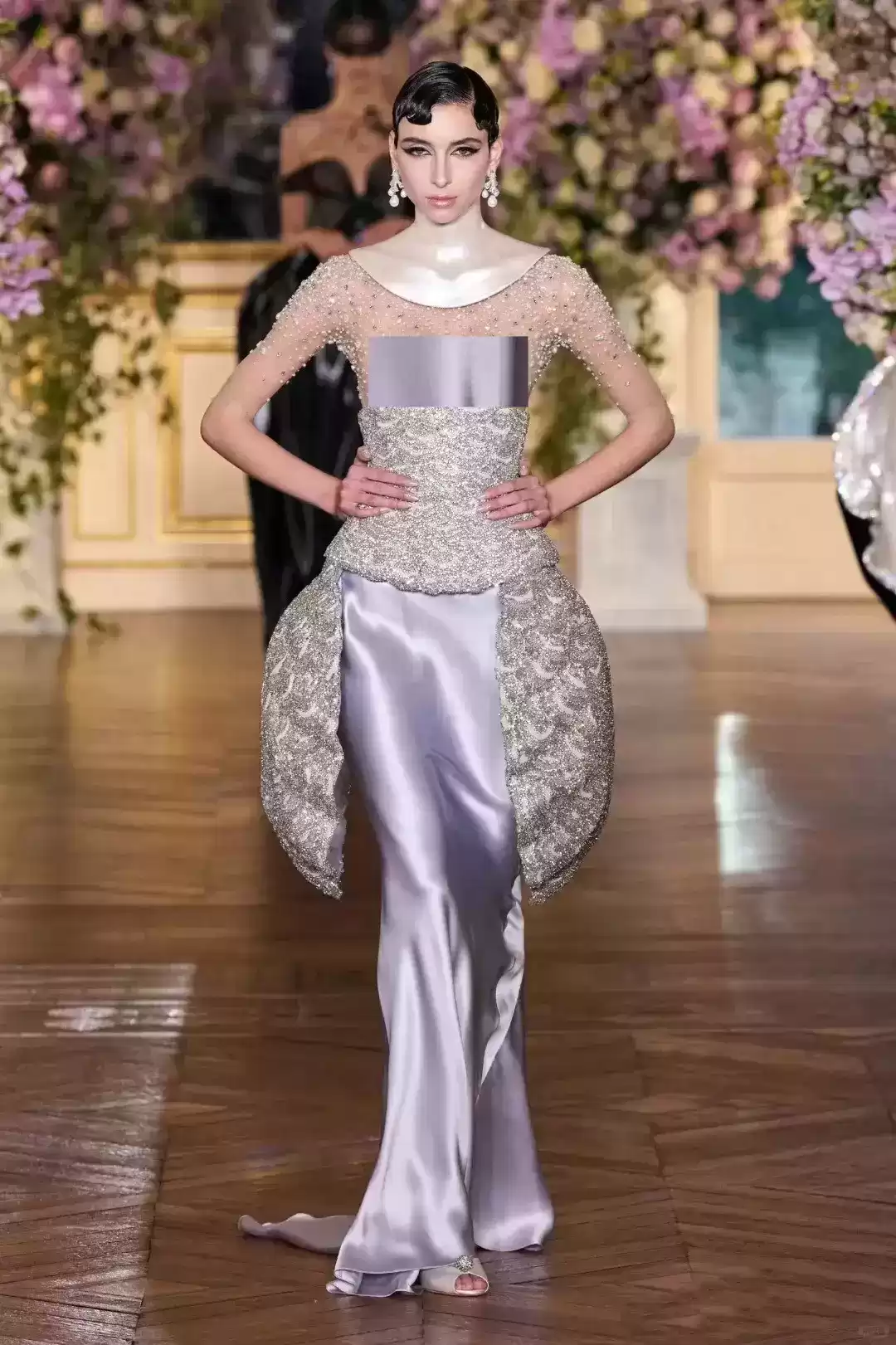 杨幂时尚风暴：透视礼服配裸色内衬，丰满曲线优雅绽放，完胜T台模特