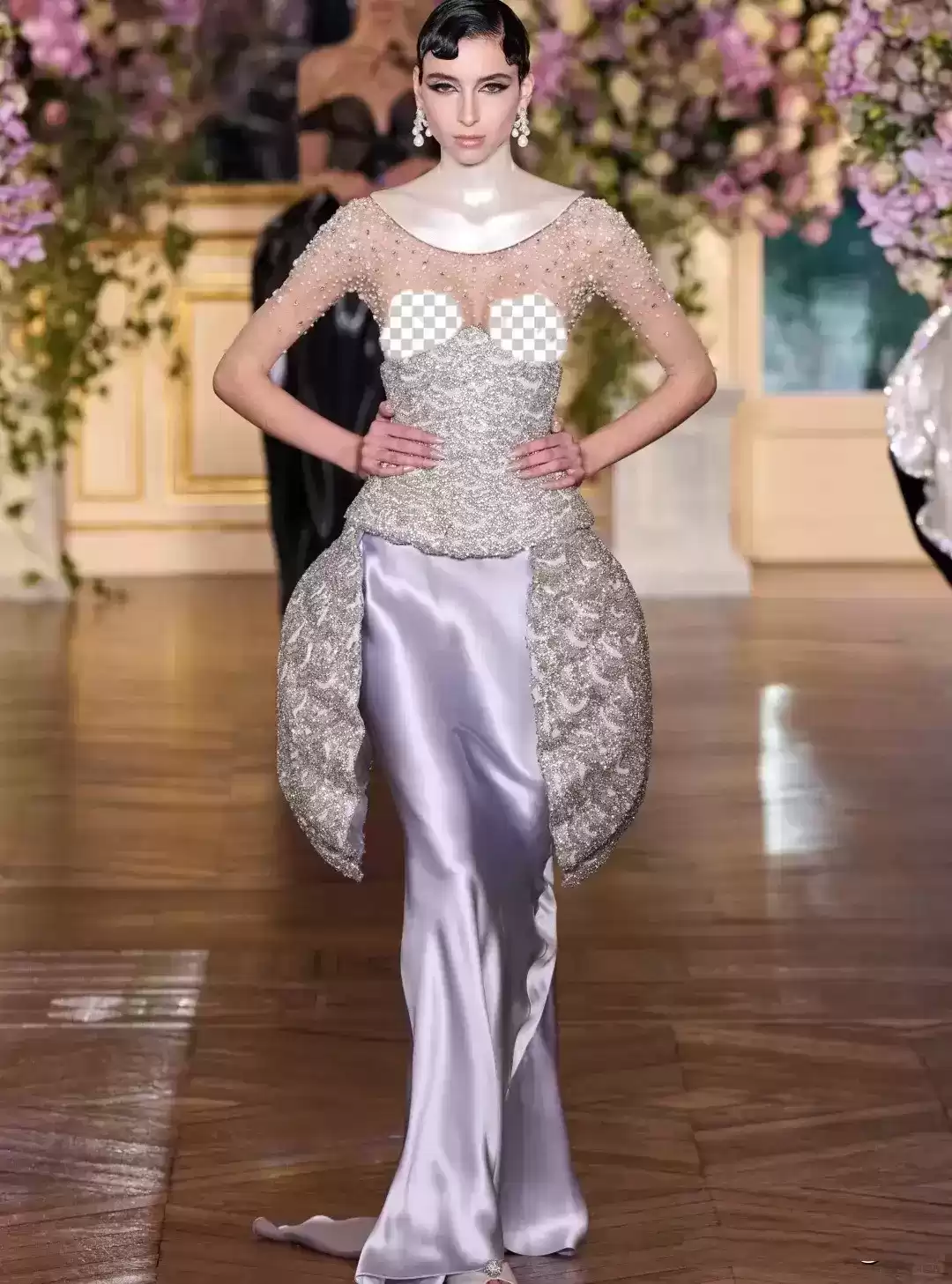 杨幂时尚风暴：透视礼服配裸色内衬，丰满曲线优雅绽放，完胜T台模特