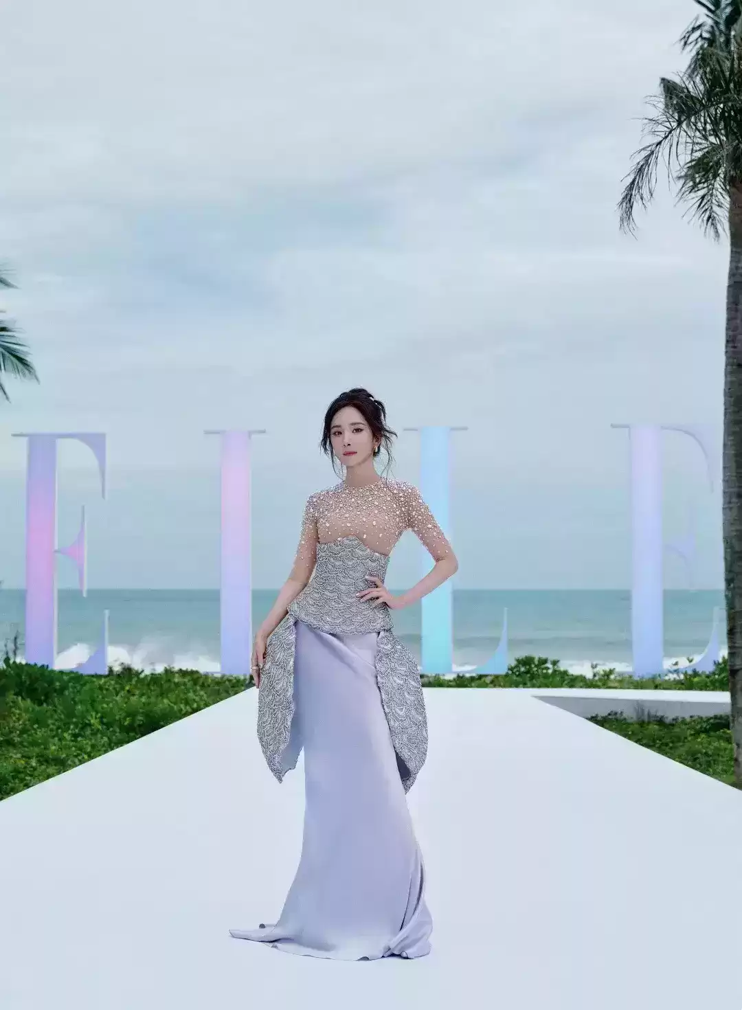 杨幂时尚风暴：透视礼服配裸色内衬，丰满曲线优雅绽放，完胜T台模特