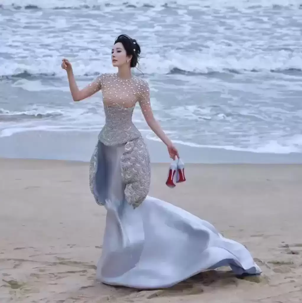 杨幂时尚风暴：透视礼服配裸色内衬，丰满曲线优雅绽放，完胜T台模特