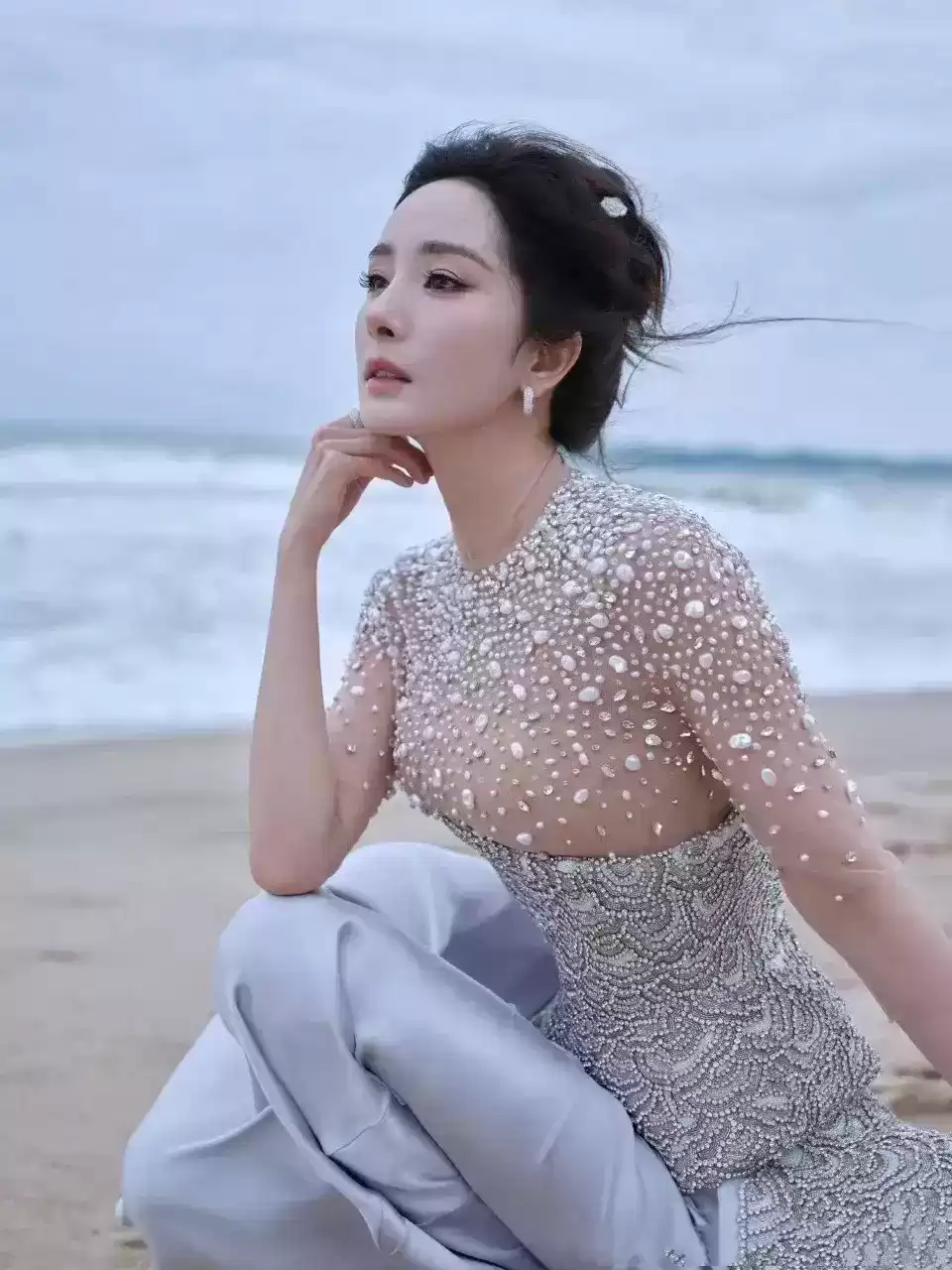 杨幂时尚风暴：透视礼服配裸色内衬，丰满曲线优雅绽放，完胜T台模特