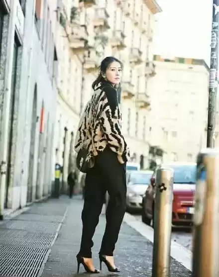 高圆圆穿衣搭配图片 气质女神高圆圆，穿衣搭配颜色不重要，关键是款式的选择，太美了