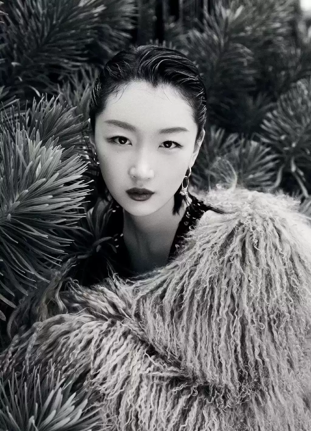 周冬雨穿衣搭配图片 搭配皮草不会“妆”？快来看看周冬雨大气又高级的简约妆面