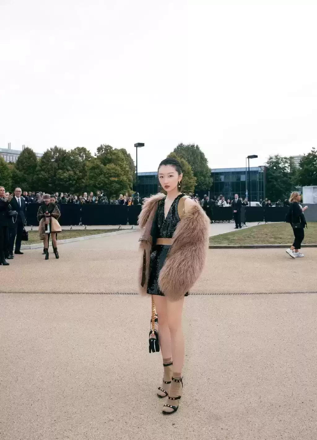 周冬雨穿衣搭配图片 搭配皮草不会“妆”？快来看看周冬雨大气又高级的简约妆面
