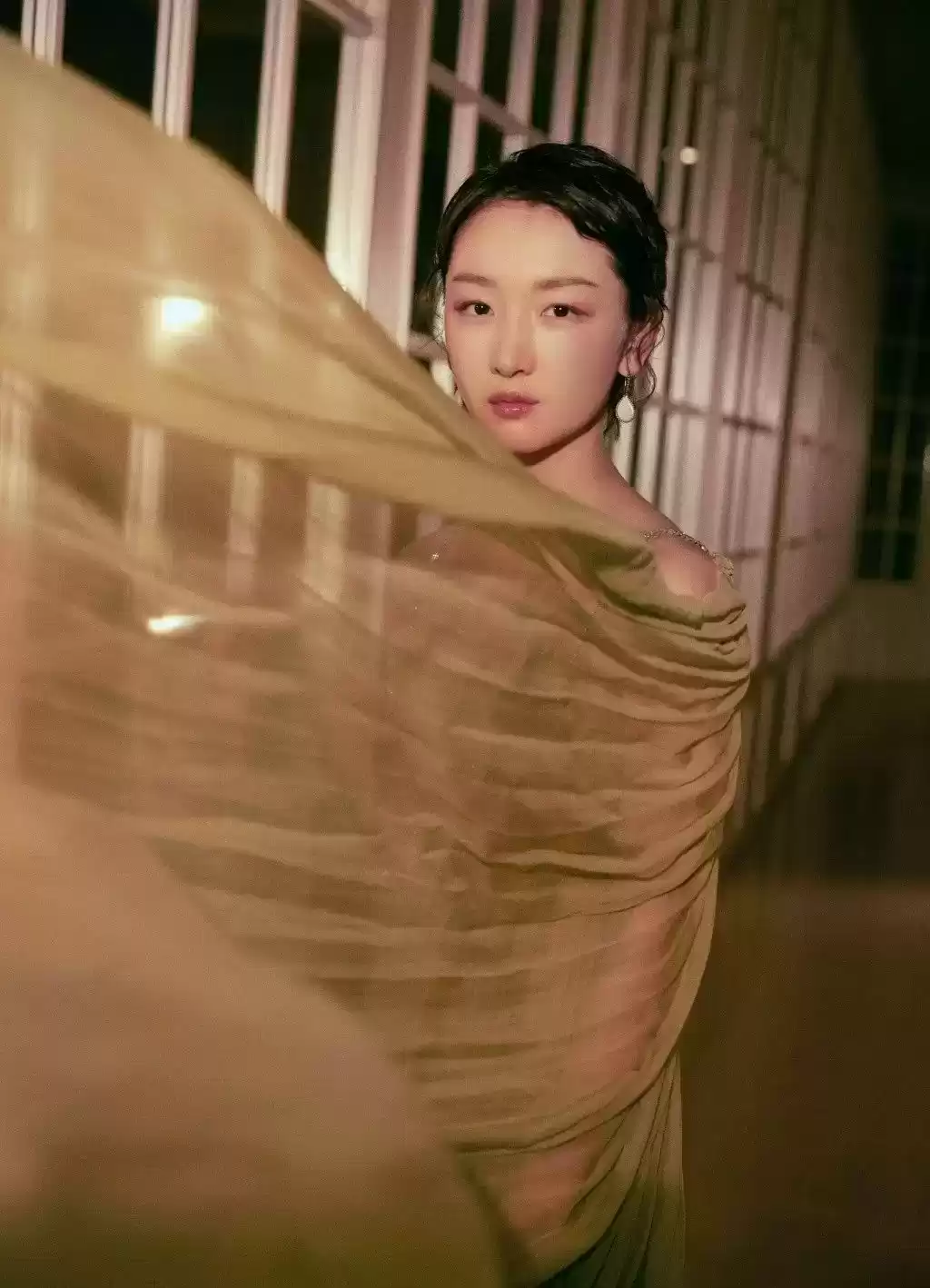 周冬雨穿衣搭配图片 搭配皮草不会“妆”？快来看看周冬雨大气又高级的简约妆面