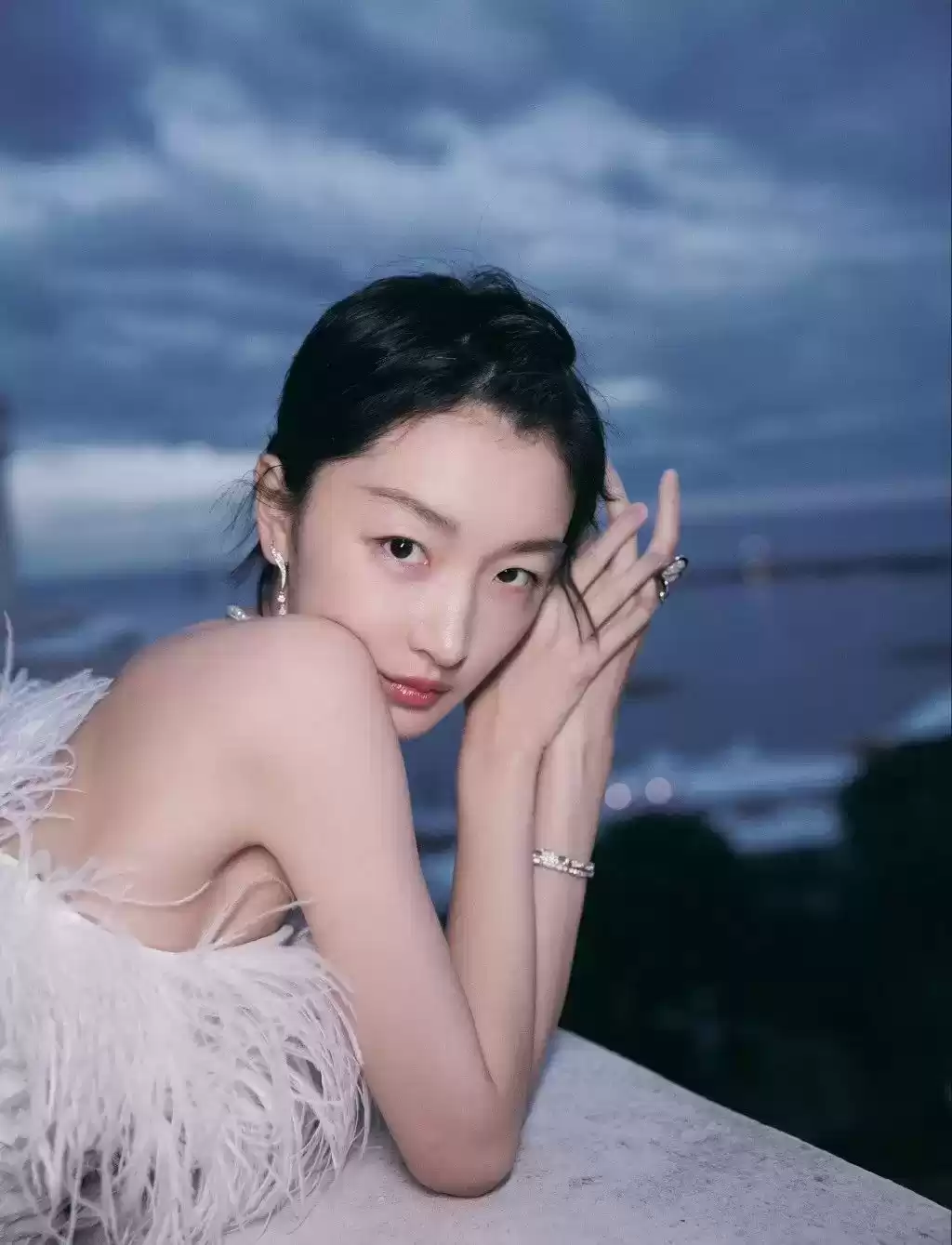 周冬雨穿衣搭配图片 搭配皮草不会“妆”？快来看看周冬雨大气又高级的简约妆面