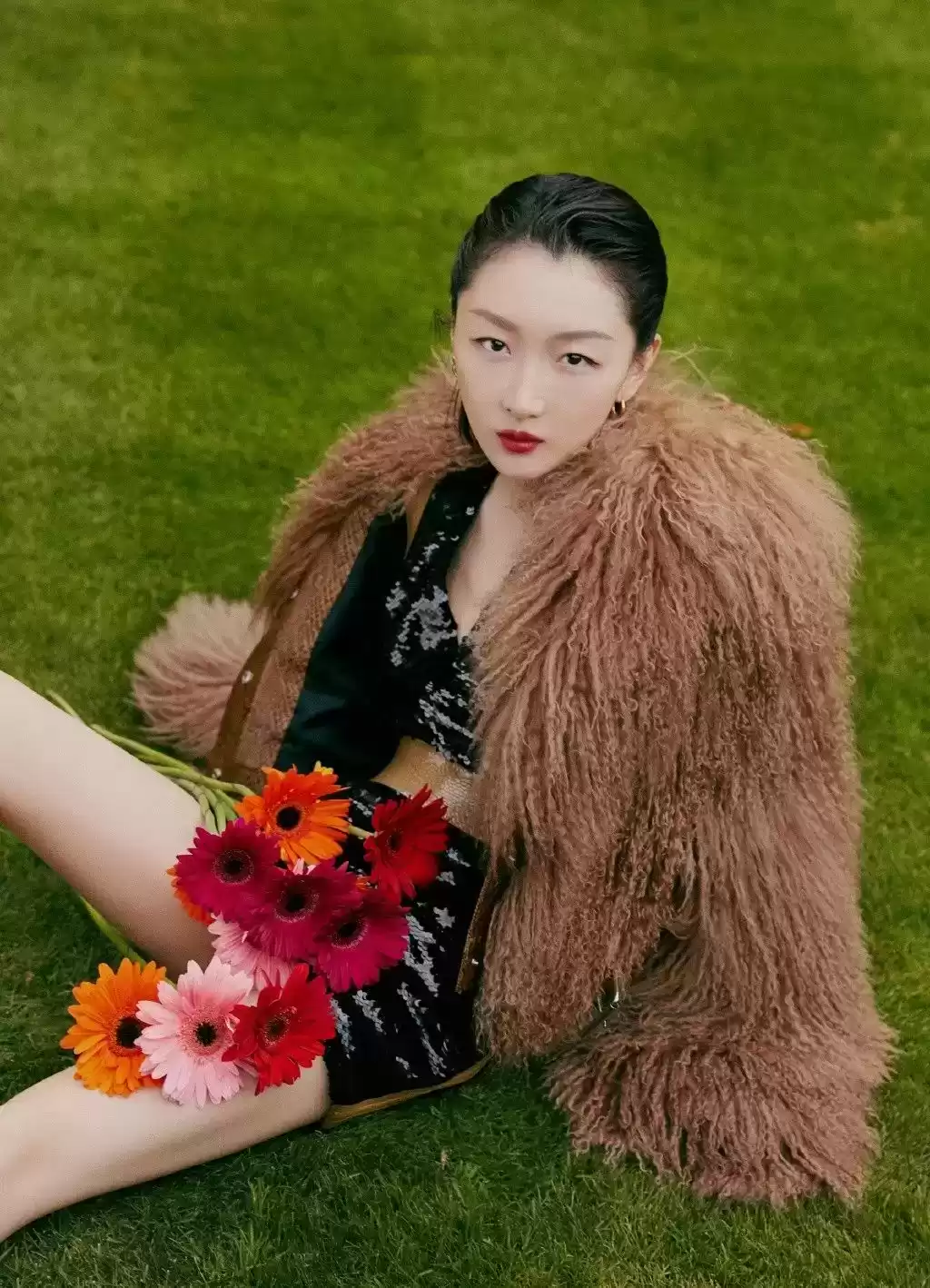 周冬雨穿衣搭配图片 搭配皮草不会“妆”？快来看看周冬雨大气又高级的简约妆面