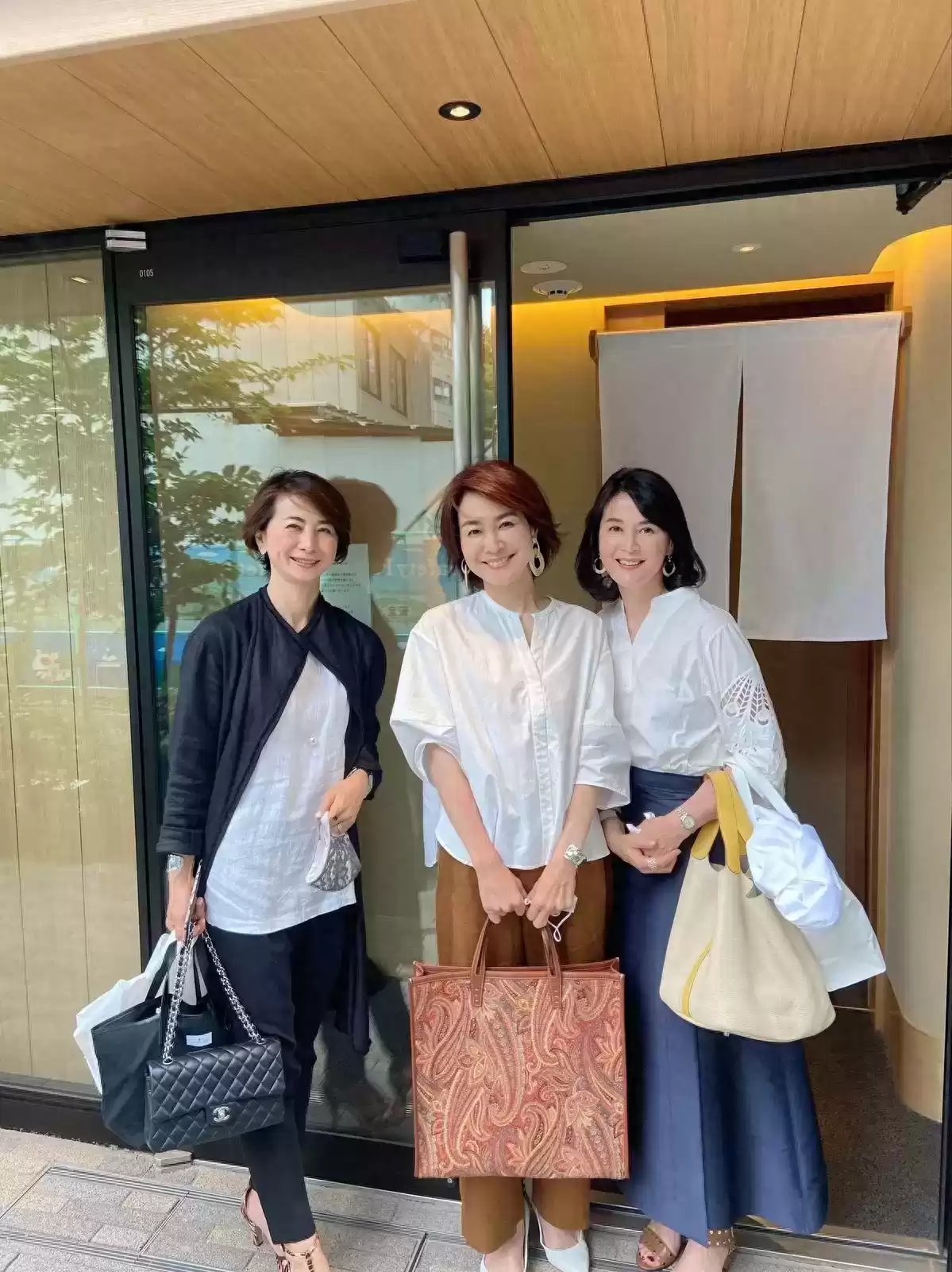 日本主妇的穿搭哲学:简约法则塑造高级气质 日本主妇的穿搭哲学:简约法则塑造高级气质