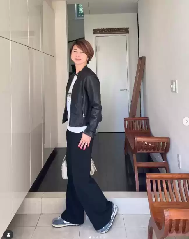 日本主妇的穿搭哲学:简约法则塑造高级气质 日本主妇的穿搭哲学:简约法则塑造高级气质