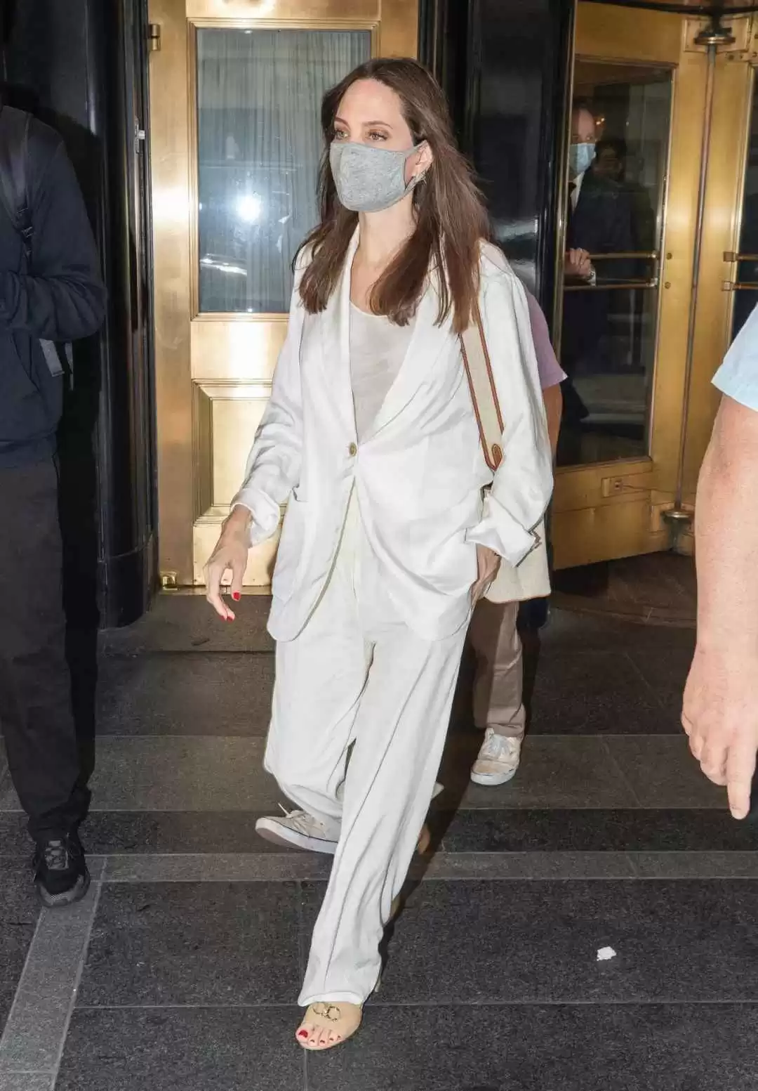 Joy穿衣搭配秘籍：9件基础单品驾驭十余年时尚，46岁如何稳坐穿搭高手宝座？