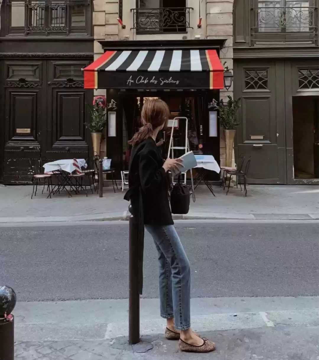 冷色系穿搭秘籍:用冷色调打造温暖秋日造型,时髦大方又高级