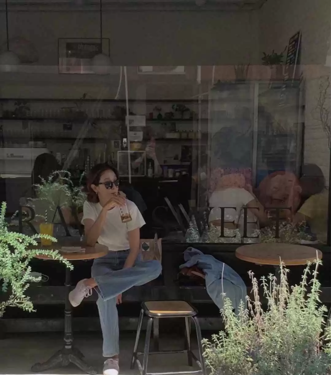 冷色系穿搭秘籍:用冷色调打造温暖秋日造型,时髦大方又高级