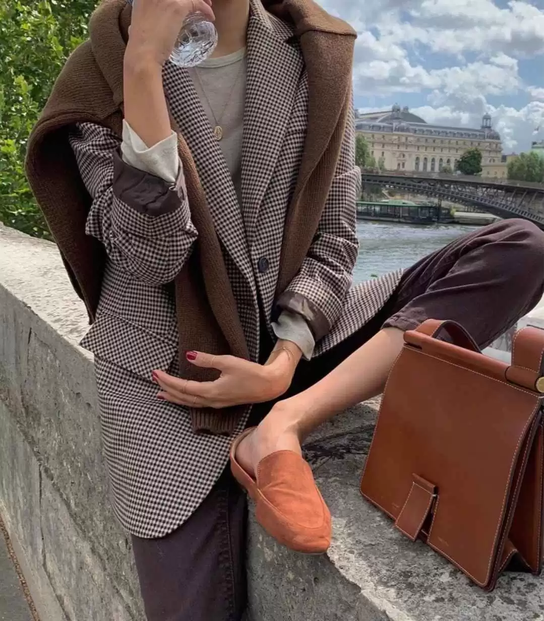 冷色系穿搭秘籍:用冷色调打造温暖秋日造型,时髦大方又高级