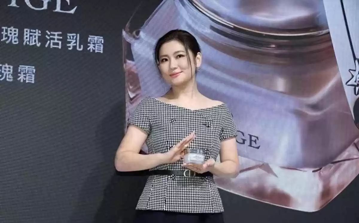 任家萱Selina穿衣搭配：真爱滋养下的自信蜕变，法式风格秀出丰腴曲线