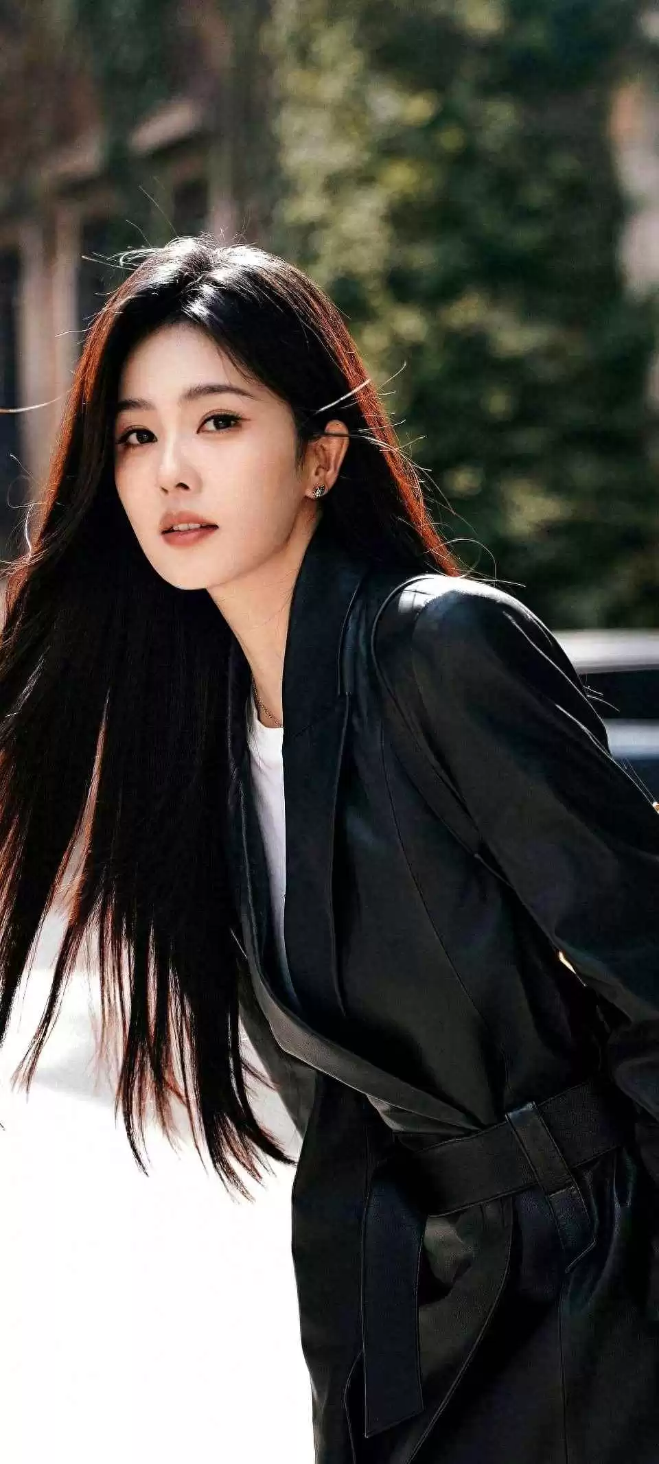 墨镜穿衣搭配秘诀：白鹿黑皮衣造型，中年姐妹酷飒变身指南