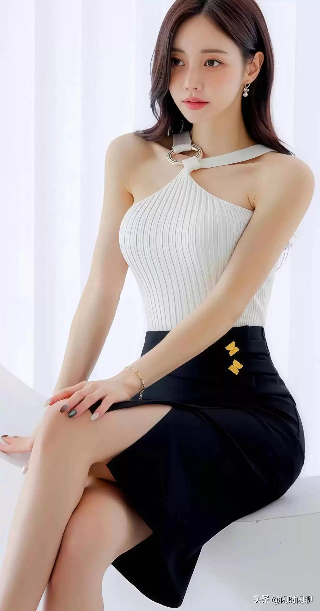 扣子搭配秘籍：挂脖上衣与高腰开衩裙的时尚组合，金色纽扣提升气质