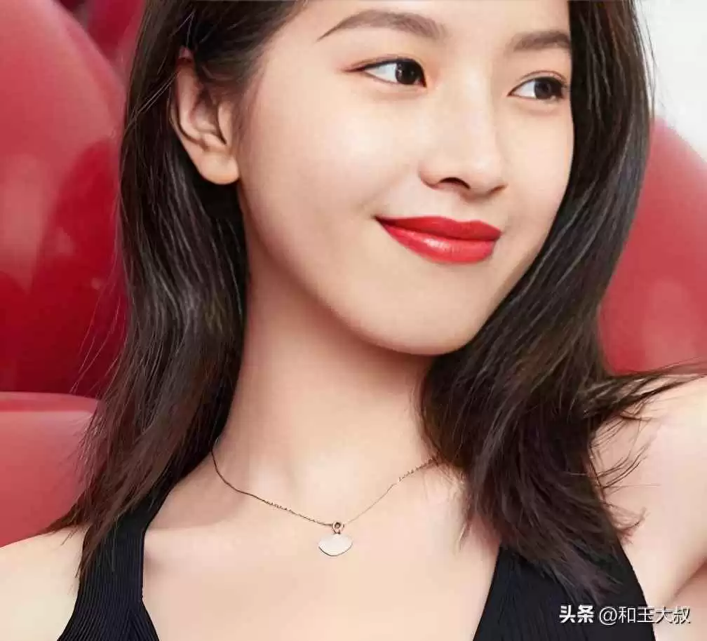 碧玉穿搭秘籍：和田玉与日常服饰搭配，同色系法则让你告别土气，高级感爆棚！