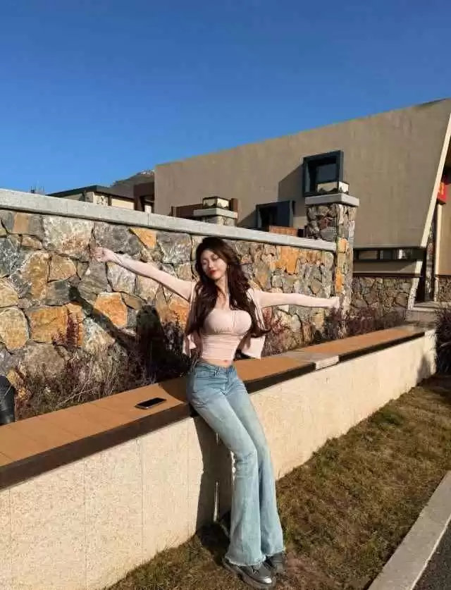 2023秋冬穿搭秘籍：身材好的女人如何轻松穿出高挑感？这几套搭配美翻了！