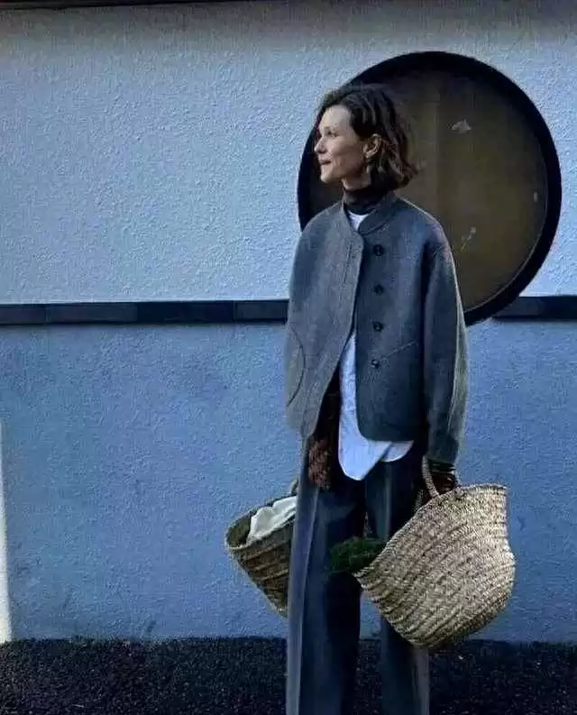 极简生活穿搭秘诀：朴素大方中展现文艺气质，黑白灰与藏蓝的智慧