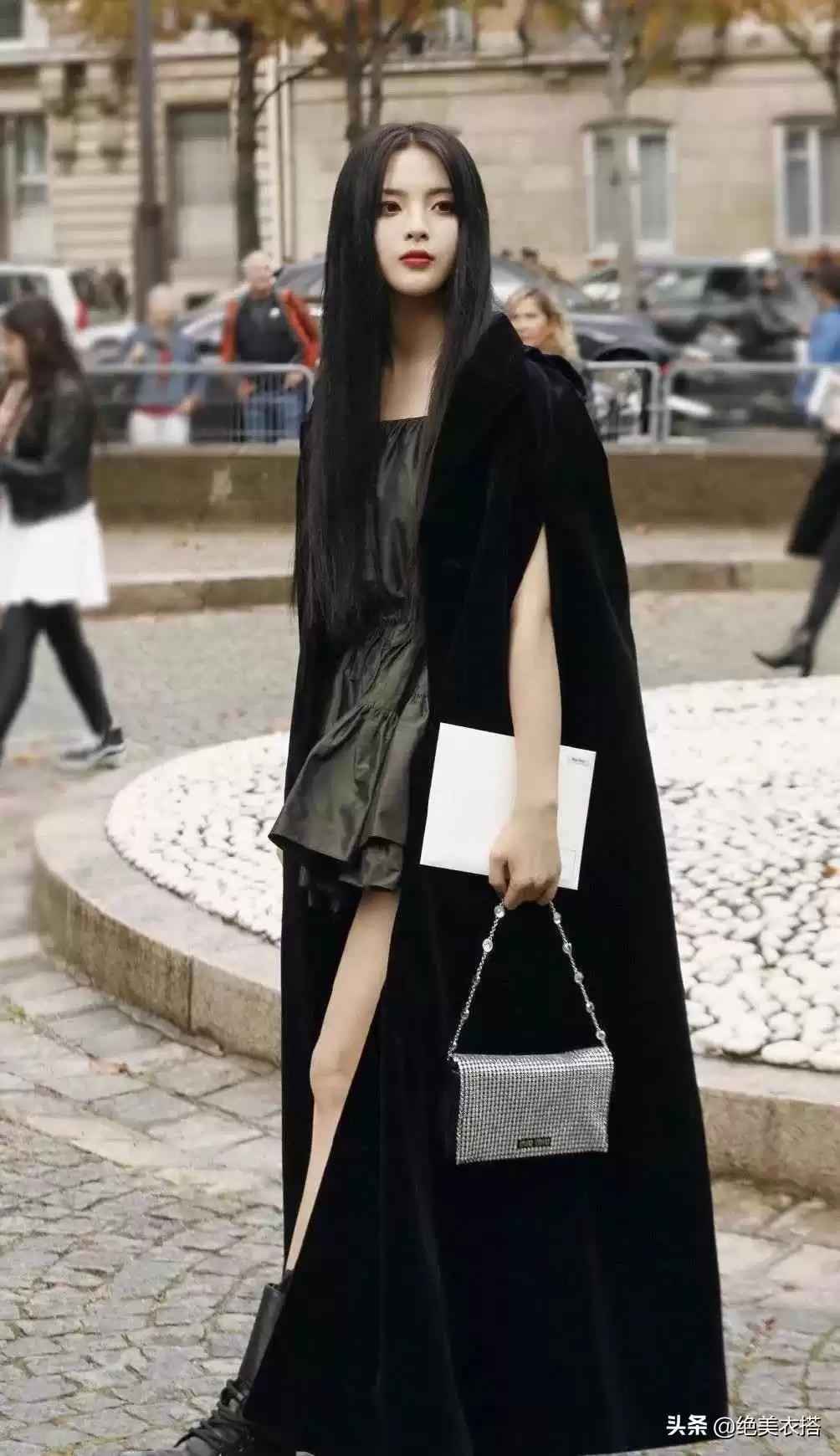 斗篷穿衣搭配 秋冬的“披肩斗篷”有多时髦?解锁斗篷魔法穿搭,显瘦又高级