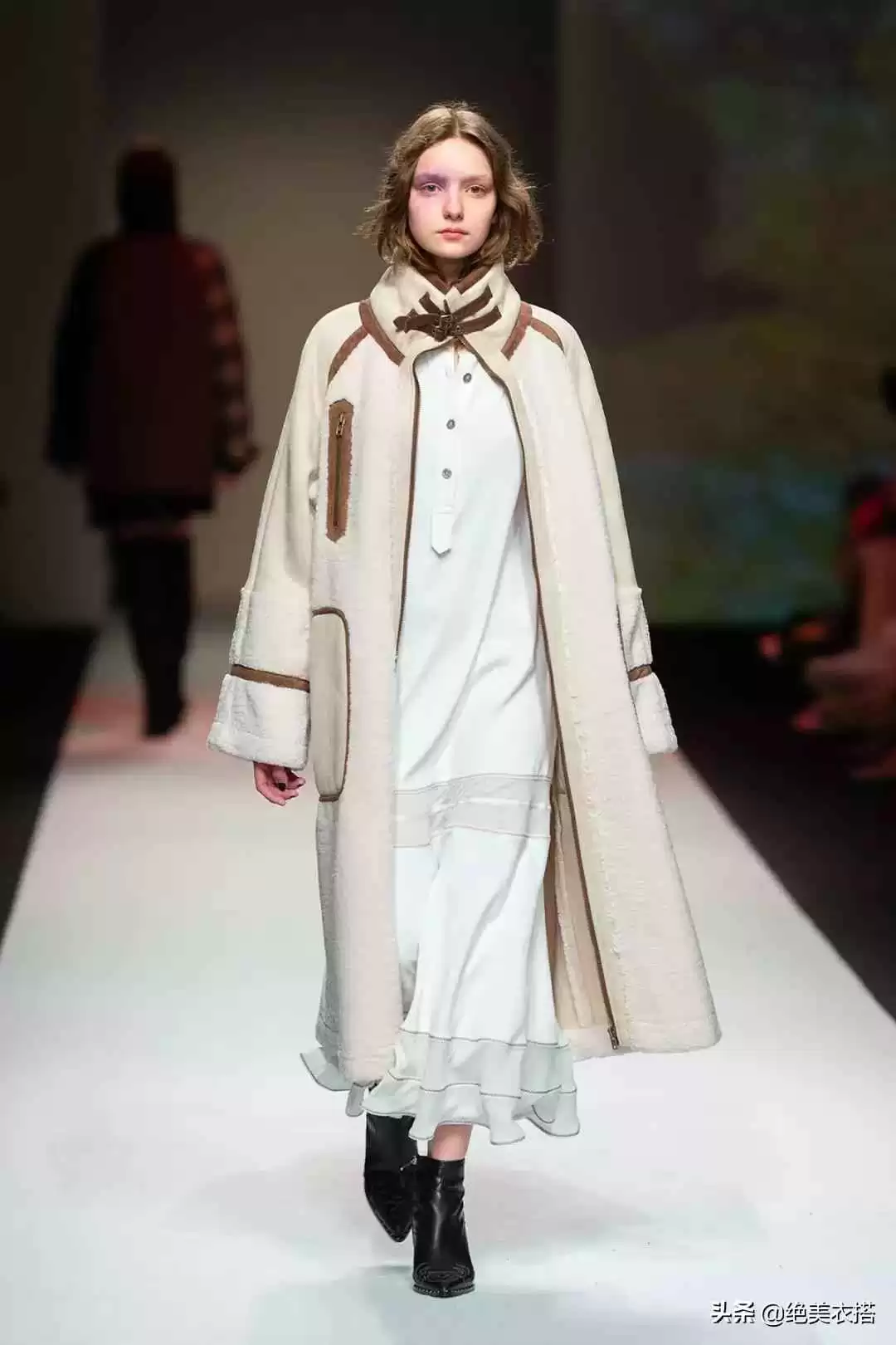 斗篷穿衣搭配 秋冬的“披肩斗篷”有多时髦?解锁斗篷魔法穿搭,显瘦又高级