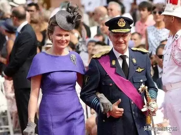 斗篷穿衣搭配 秋冬的“披肩斗篷”有多时髦?解锁斗篷魔法穿搭,显瘦又高级