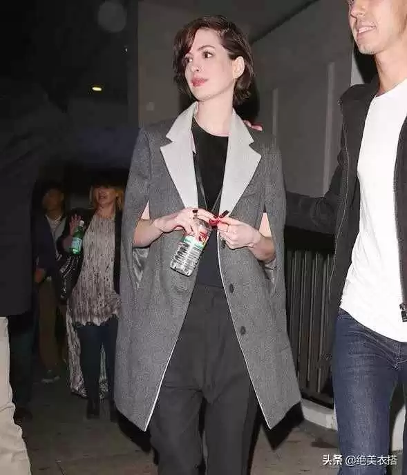 斗篷穿衣搭配 秋冬的“披肩斗篷”有多时髦?解锁斗篷魔法穿搭,显瘦又高级