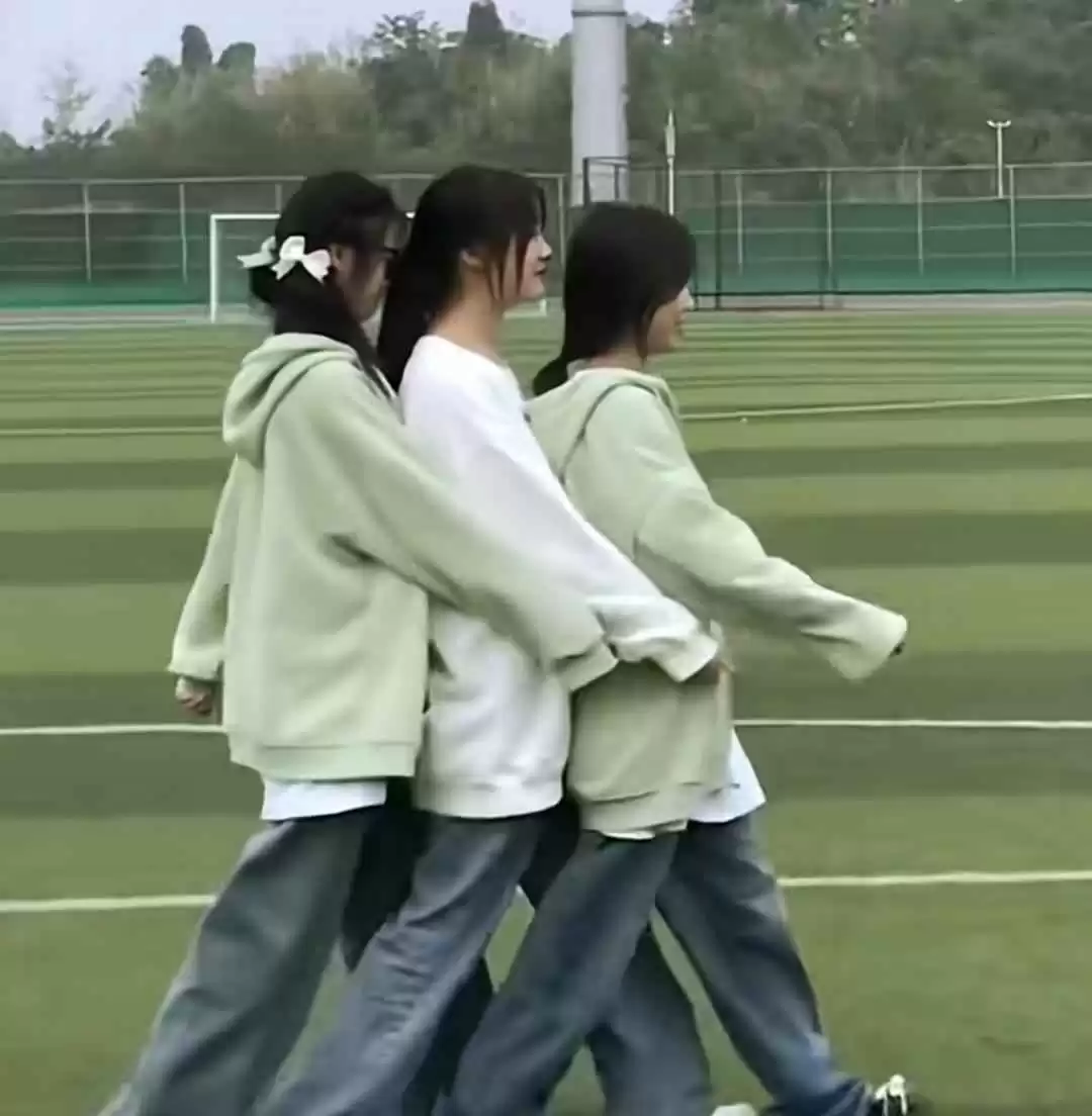 初一女生穿衣搭配新风尚:大码衣裤配八字刘海,父母吐槽全国统一? 初一女生穿衣搭配新风尚:大码衣裤配八字刘海,父母吐槽全国统一?