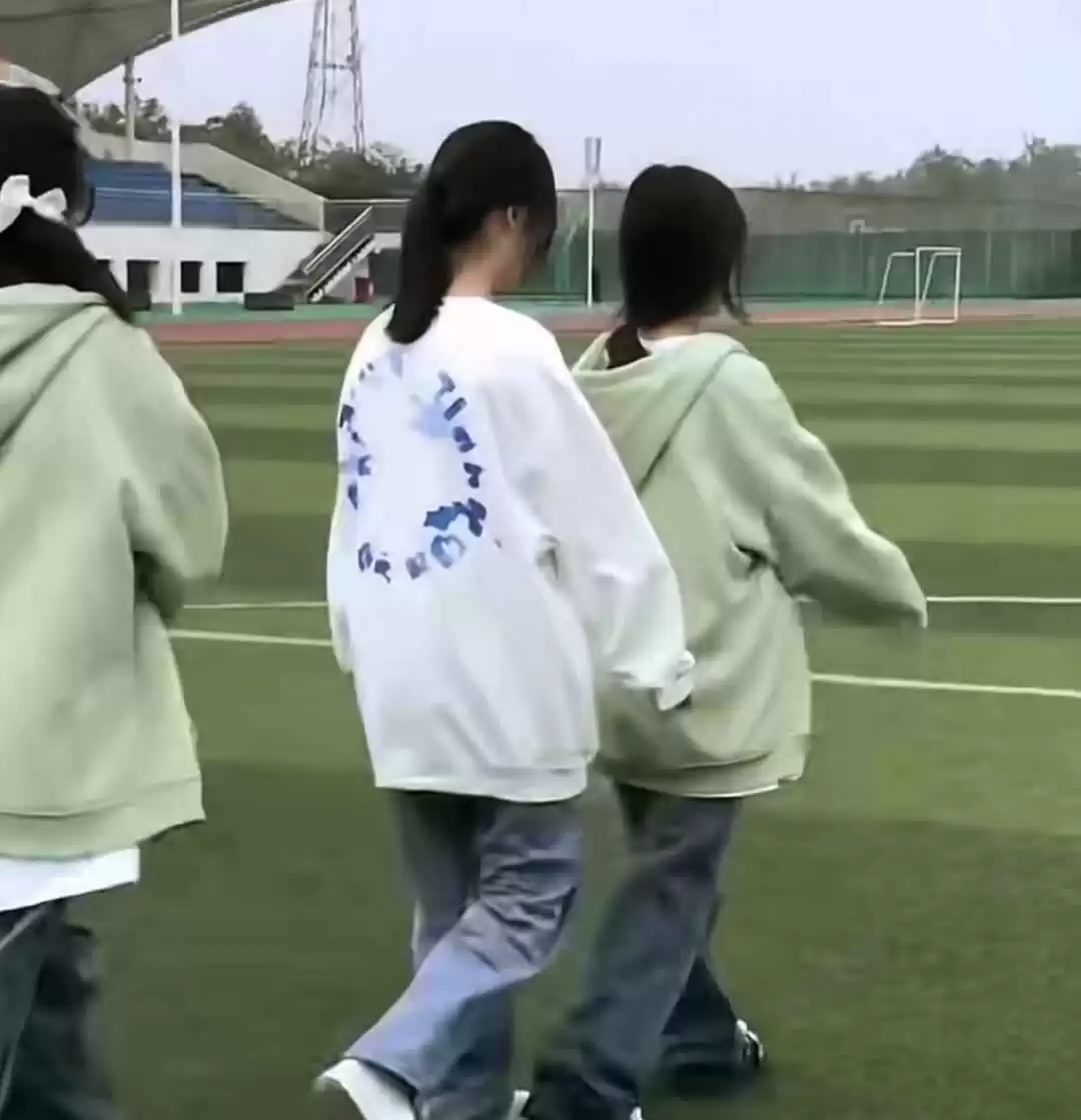 初一女生穿衣搭配新风尚:大码衣裤配八字刘海,父母吐槽全国统一?