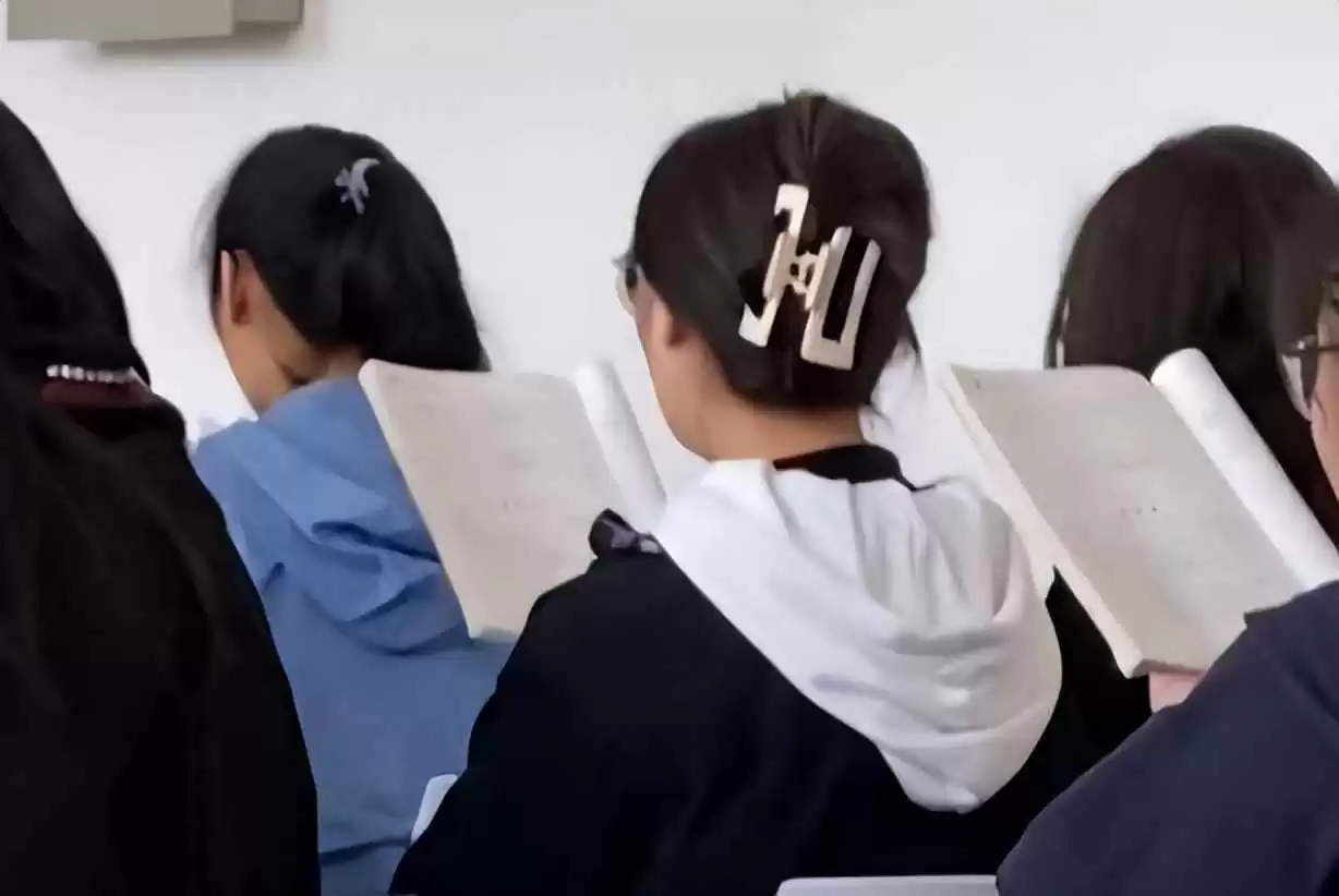 初一女生穿衣搭配新风尚:大码衣裤配八字刘海,父母吐槽全国统一?